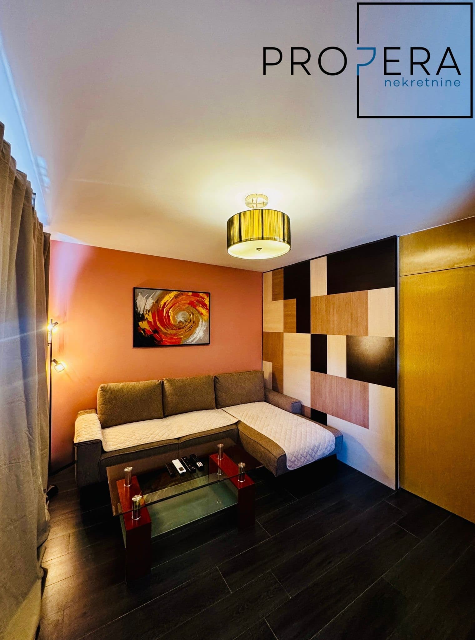 Luksuzan dvosoban stan u centru, Nade Tomić, 47 m², fotografija 1